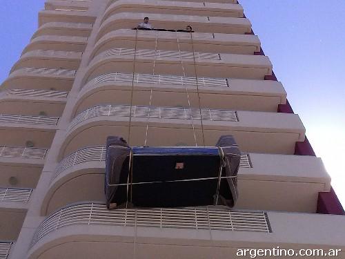 Subir muebles con soga por balcón en Las Cañitas: teléfono